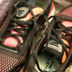 Solo la zapatilla derecha contiene un sensor.
Foto: Victoria Song (Gizmodo)
